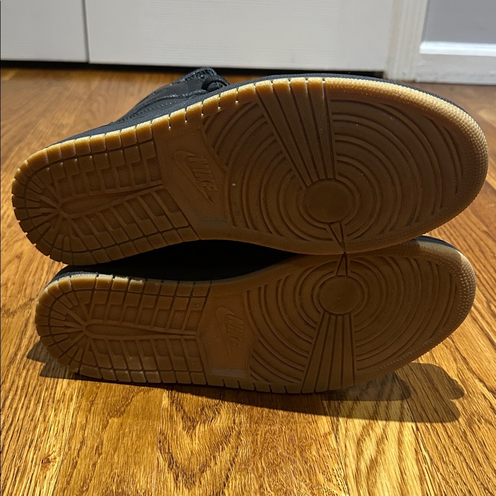 Nike Air Jordan 1 Retro High OG "Black Gum" - Picture 4 of 6